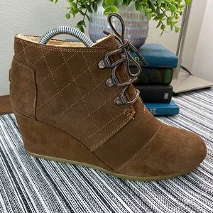 TOMS / Desert Wedge Suede with Shearling